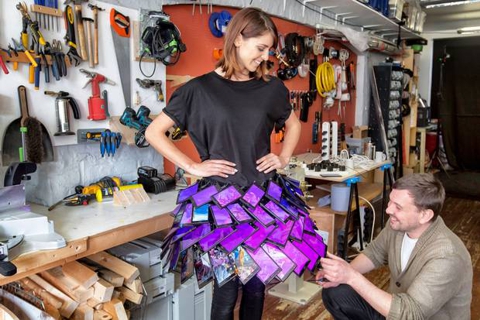 Kin Design with smart-phone dress